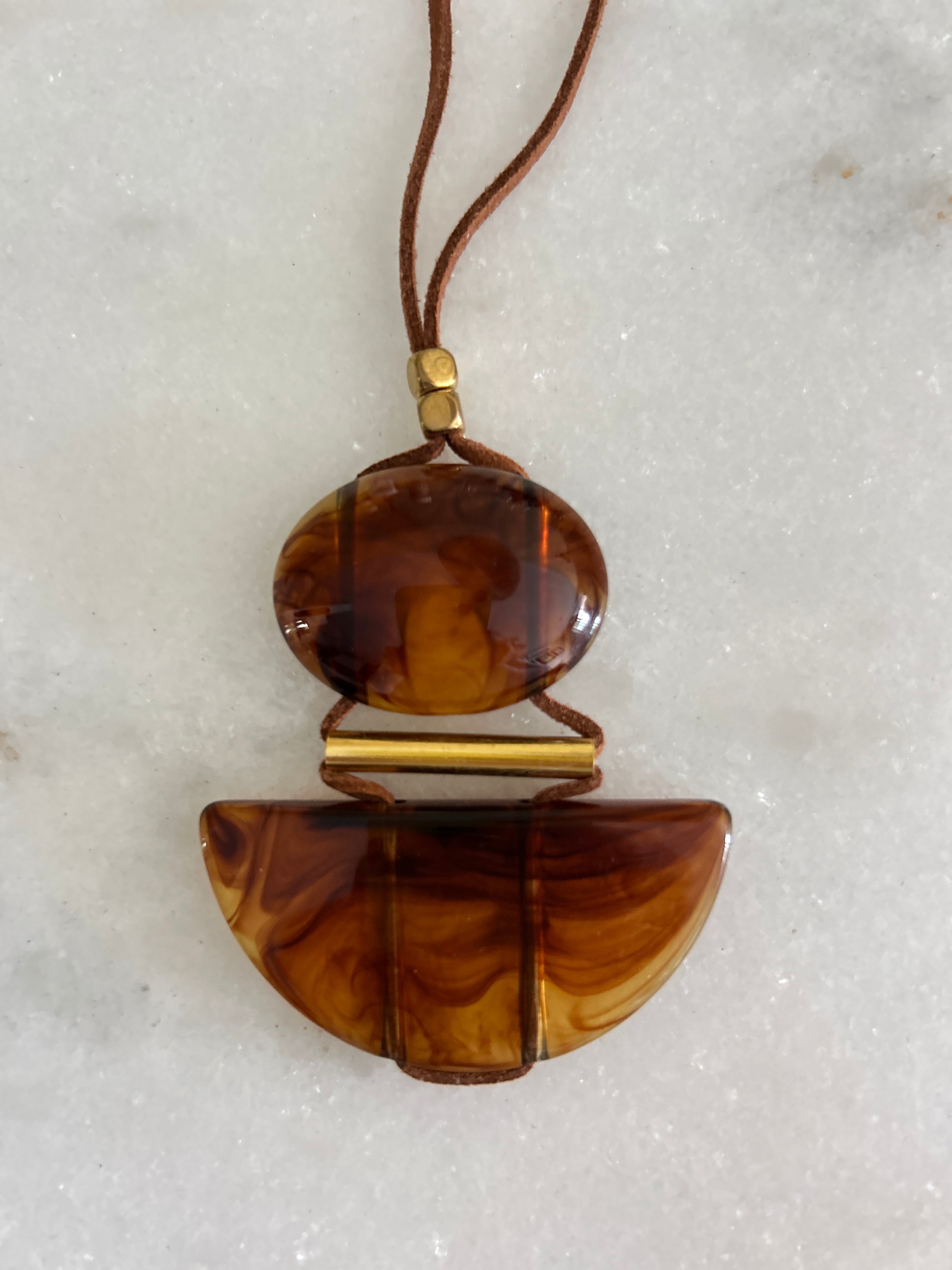 Colar Âmbar Esculpido