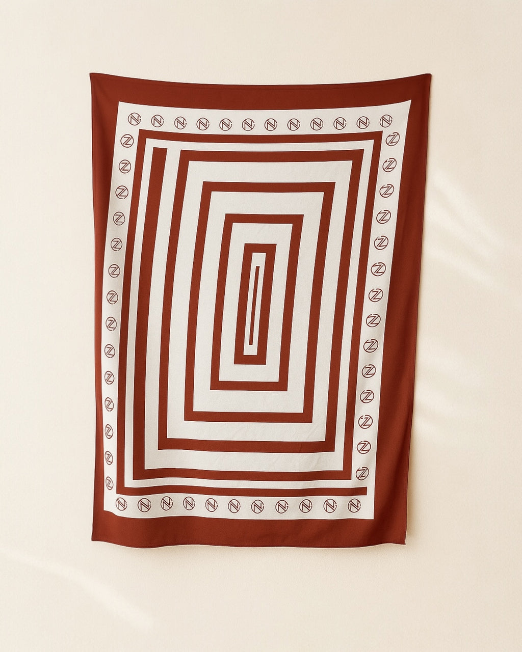 Canga Terra Scarf Com estampa gomátrica terracota e logo Graziela Nascimento